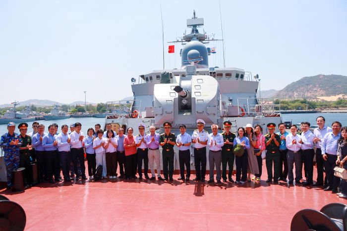 Các đại biểu tham dự hội thảo tham quan thực tế trên tàu hộ vệ tên lửa tại Bộ Tư lệnh Vùng 4 Hải quân.