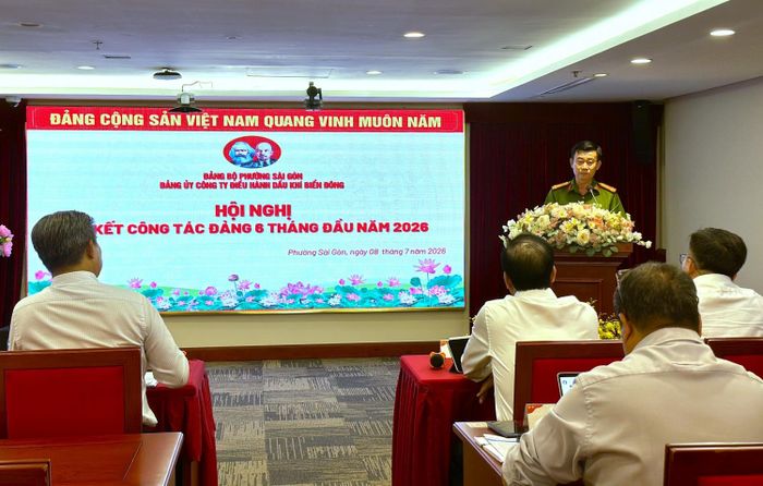 Thượng tá Nguyễn Đức Dư phát biểu tại Hội nghị sơ kết công tác Đảng 6 tháng đầu năm của Đảng bộ BIENDONG POC.