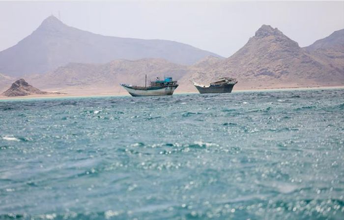 Thuyền bè trôi nổi gần bờ biển Bab el-Mandeb, Yemen. (Ảnh: Reuters)