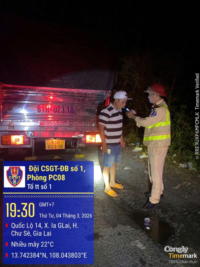 Để đảm bảo an toàn trên những cung đường, lực lượng CSGT luôn kiểm tra nồng độ cồn để xử lý theo quy định.