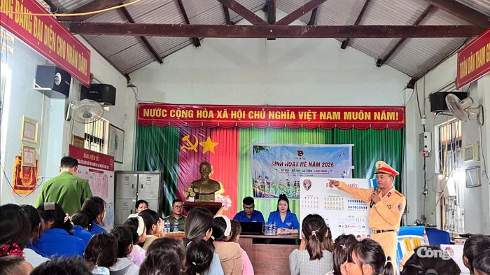Bên cạnh việc tuyên truyền, nhắc nhở trên các cung đường, lực lượng CSGT của Đội số 1 còn tuyên truyền sâu rộng về Luật Giao thông đường bộ đến các thôn, làng mà mình phụ trách.