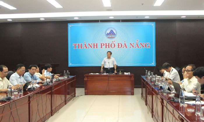 Lãnh đạo UBND TP Đà Nẵng cùng các sở, ngành họp rà soát tiến độ triển khai dự án đường sắt tốc độ cao Đà Nẵng và công tác giải phóng mặt bằng. (Ảnh: UB)