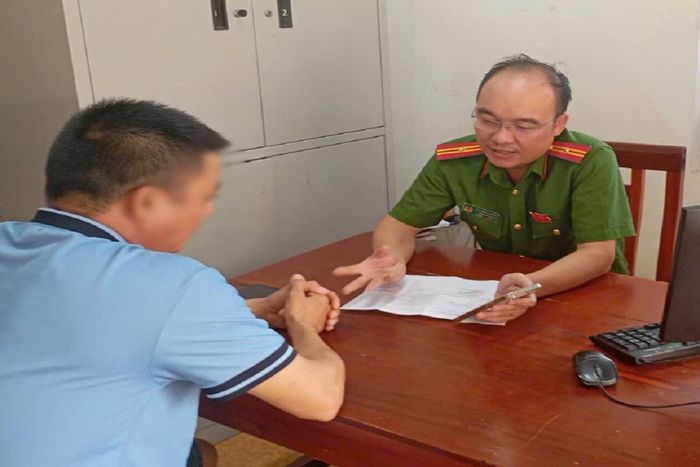 Công an xã Quỳnh Thắng làm việc với anh H.Đ.N về hành vi đăng tải, chia sẻ thông tin sai sự thật trên mạng xã hội.