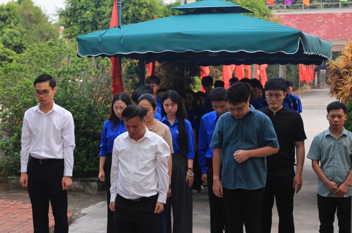 Đoàn Học viện Tòa án đã dành một phút mặc niệm để tưởng nhớ công ơn của các Bà mẹ Việt Nam anh hùng và Anh hùng Liệt sĩ.