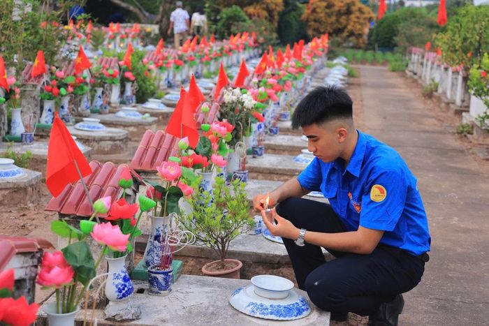 Sinh viên Học viện thắp nến tri ân tại phần mộ liệt sĩ