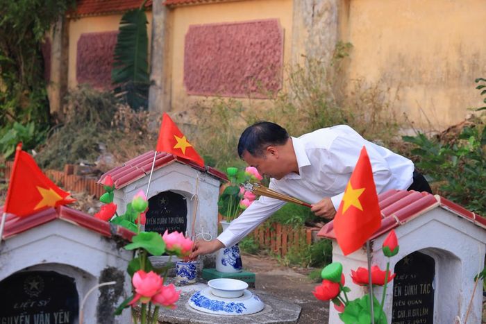 Ông Nguyễn Đức Hạnh thắp nén tâm hương tại phần mộ liệt sĩ
