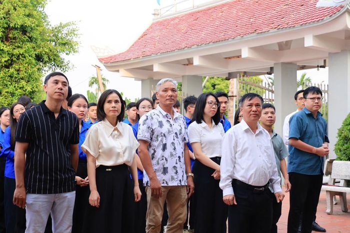 Ông Nguyễn Đức Hạnh, Bí thư Đảng ủy, Giám đốc Học viện Tòa án cùng cán bộ, sinh viên Học viện Tòa án dâng hương tại nhà thờ Bác Hồ