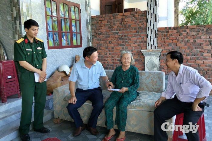 Đoàn công tác ân cần thăm hỏi sức khỏe, động viên gia đình chính sách, bày tỏ lòng biết ơn đối với những cống hiến, hy sinh vì Tổ quốc.