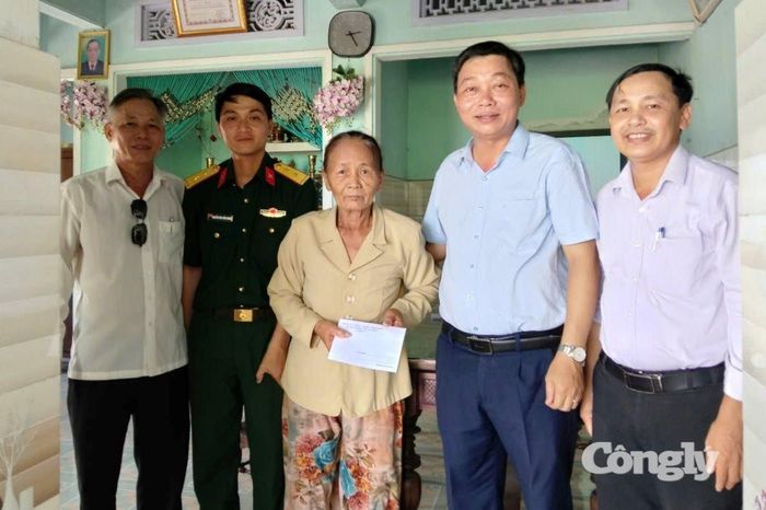 Bí thư Đảng ủy xã Duy Xuyên Nguyễn Thanh Hải trao quà tri ân gia đình người có công, góp phần lan tỏa đạo lý "Uống nước nhớ nguồn".