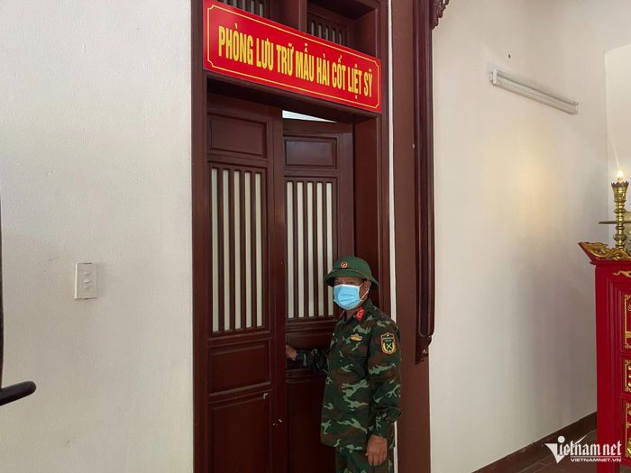Các mẫu sinh phẩm được bảo quản trong phòng lạnh trước khi gửi đi giám định ADN. Ảnh: Lê Bằng