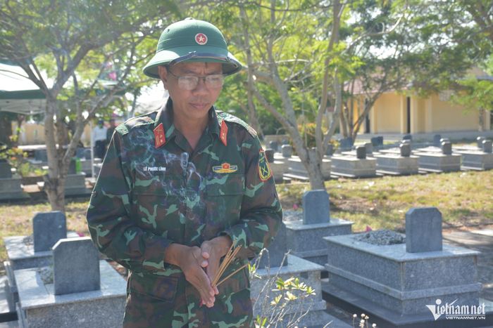 Trung tá Lê Phước Lĩnh, Chỉ huy trưởng Ban Chỉ huy Quân sự xã Phú Vang, thắp hương trước khi tiến hành khai quật mộ liệt sĩ. Ảnh: Lê Bằng