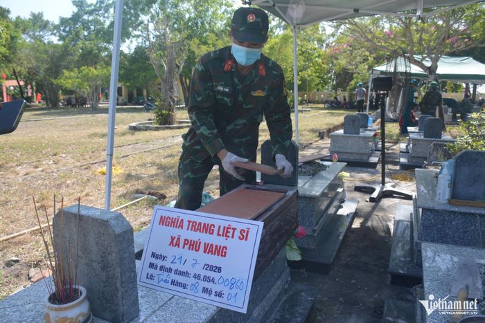 Hài cốt được gói buộc cẩn thận, đặt lại vào tiểu và đưa về vị trí cũ để hoàn táng. Ảnh: Lê Bằng
