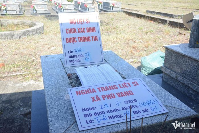 Mỗi phần mộ đều được ghi nhận thông tin, chụp ảnh đầy đủ các công đoạn từ khai quật, lấy mẫu đến hoàn táng. Ảnh: Lê Bằng