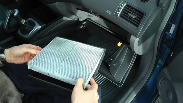 Vệ sinh lọc gió thường xuyên giúp tăng hiệu quả cho hệ thống điều hòa của xe. Ảnh: Otohui