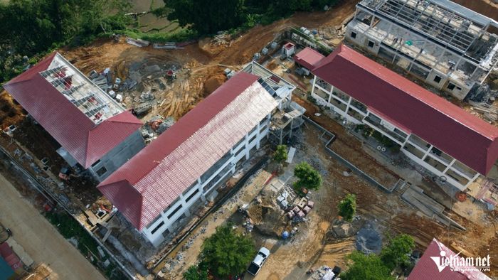 Hạng mục mái trên các nhà lớp học, hiệu bộ đang dần hoàn thiện.