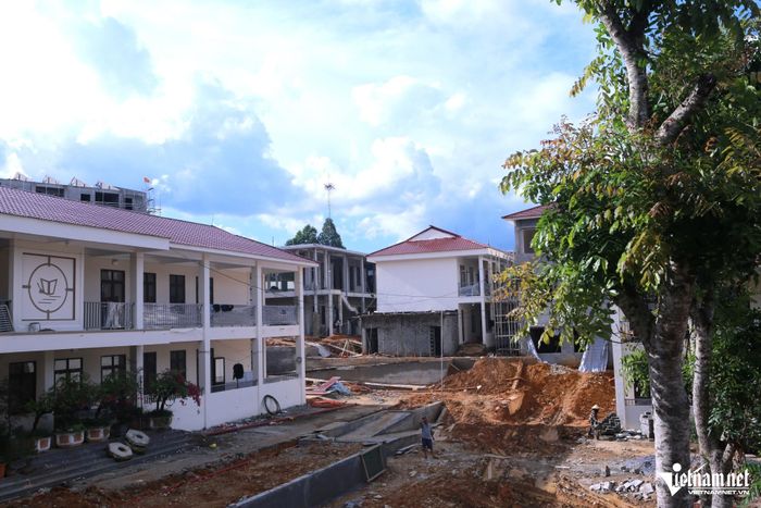 Chính quyền địa phương cũng tạo điều kiện thuận lợi cho nhà thầu thi công để sớm hoàn thành dự án đúng tiến độ vào đầu năm học mới.