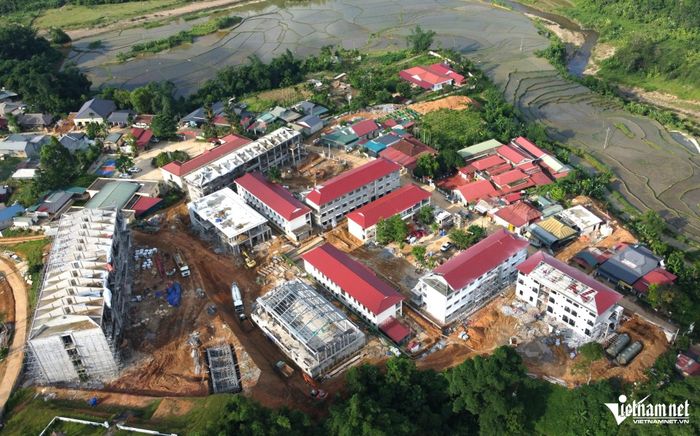 Khu trường được xây dựng ngay ở trung tâm xã Yên Khương.