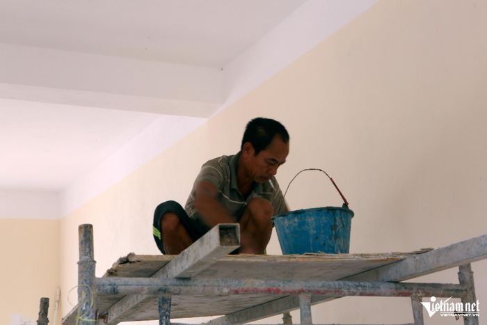 Bên trong của một phòng học.