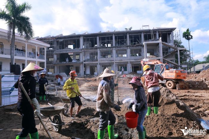 Công nhân được tăng ca, tăng kíp để hoàn thành dự án theo đúng tiến độ.