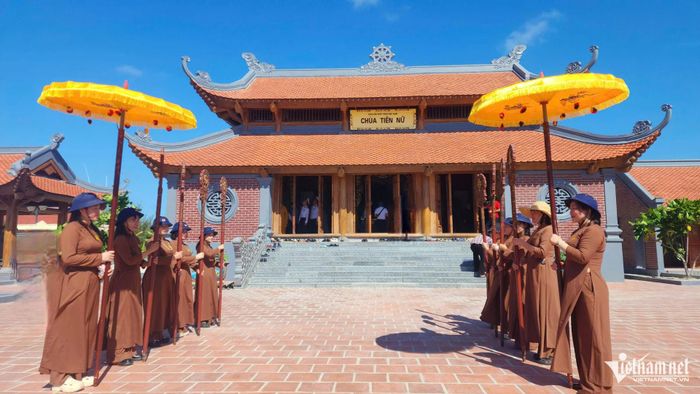 Kiến tạo một ngôi chùa trong đất liền vốn đã vất vả, nhưng ở nơi hải đảo xa xôi, sự vất vả ấy nhân lên vô vàn lần.