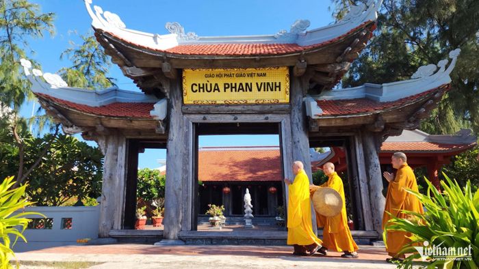 Dù thi công bằng chất liệu gì, yêu cầu tối cao của việc trùng tu là vẫn phải mang hình dáng các ngôi chùa ở đồng bằng Bắc Bộ.