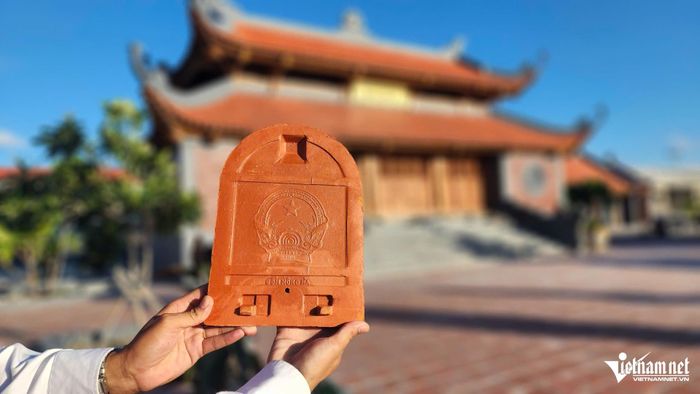 Từng viên ngói, viên gạch trùng tu, tôn tạo các chùa ở Đặc khu Trường Sa đều in hình Quốc huy của Việt Nam.