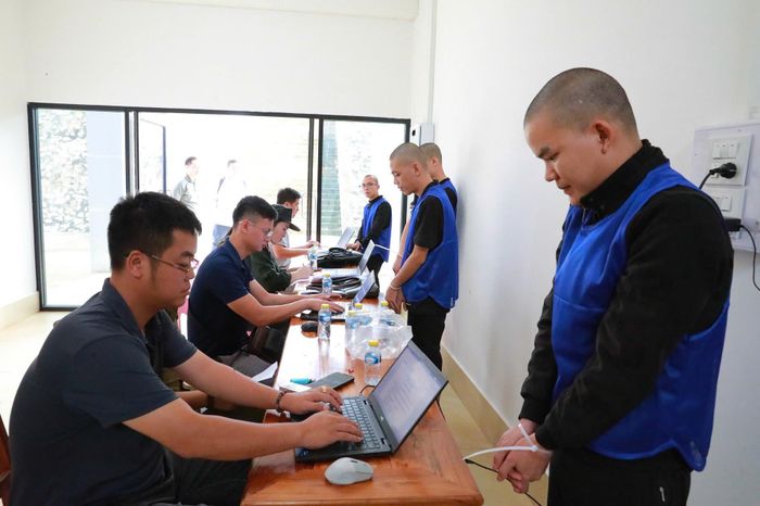 Công an tỉnh Lai Châu khai thác nhanh các đối tượng tỏng đường dây lừa đảo. Ảnh: Đức Phong