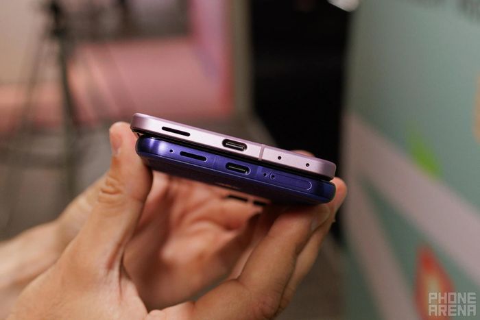 Motorola đang nắm lợi thế khá lớn về pin sạc so với Galaxy Z Flip 8. Ảnh: PhoneArena