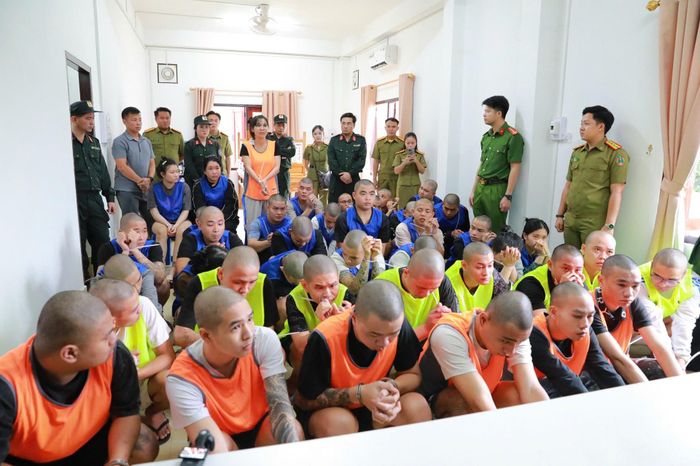 Trong hai ngày 19 và 20/7/2026, Công an tỉnh Lai Châu đã phối hợp với Cơ quan đại diện Bộ Công an Việt Nam tại Lào và các cơ quan chức năng tại Lào triển khai lực lượng, bắt giữ thành công 40 đối tượng người Việt Nam tại xã Tonpheung.