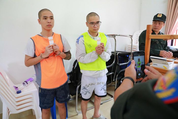 Công an Lai Châu kiểm tra ma túy các đối tượng trong đường dây lừa đảo.