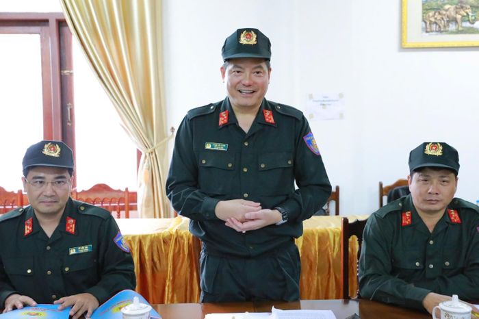 Đại tá Phạm Hải Đăng, Phó Giám đốc, Thủ trưởng Cơ quan CSĐT Công an tỉnh Lai Châu trao đổi tại buổi làm việc. 