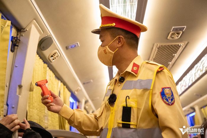 CSGT Hà Nội kiểm tra thiết bị an toàn trên xe khách. Ảnh: Đình Hiếu