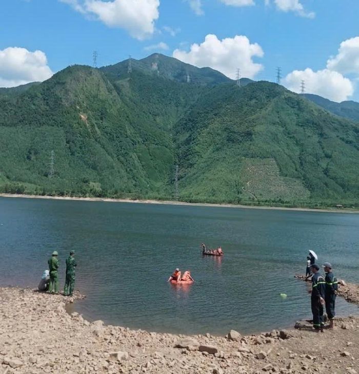 Đã tìm thấy thi thể hai cậu cháu mất tích tại hồ thủy lợi Sông Thai, xã Phú Trạch. Ảnh: Lê Huy Hoàng