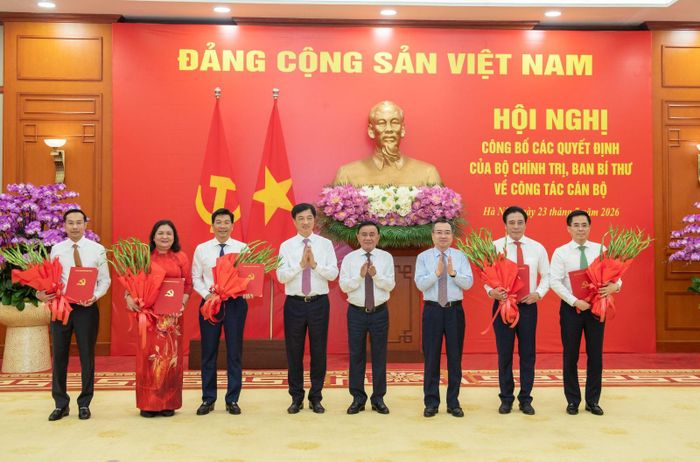 Thường trực Ban Bí thư Trần Cẩm Tú trao các quyết định của Bộ Chính trị, Ban Bí thư về công tác cán bộ. Ảnh: Cổng TTĐT Đảng Cộng sản