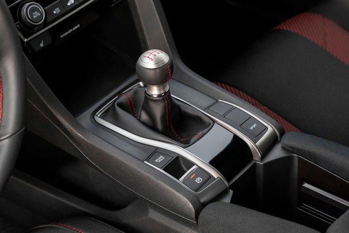 Người mới học lái xe số sàn phải dành nhiều nguồn lực nhận thức để điều khiển chân côn và sang số. Ảnh: Motorbiscuit
