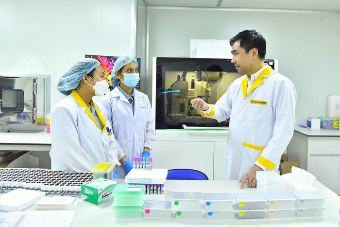 TS Võ Sỹ Nam thảo luận với cộng sự về các công nghệ giải mã gen. Ảnh: NVCC.
