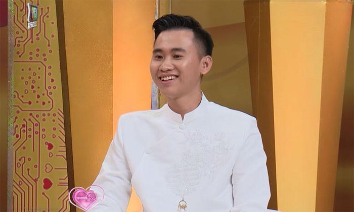 Sơn rung động trước cô bạn xinh đẹp. Ảnh cắt từ clip 
