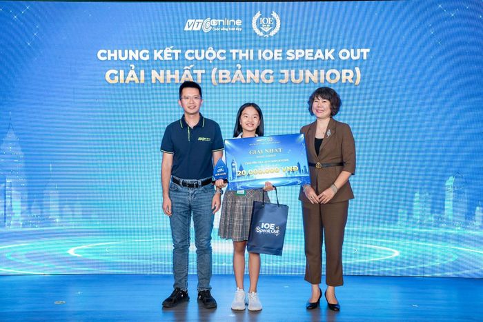 TS. Nguyễn Thị Mai Hữu - Trưởng Ban Quản lý Đề án Ngoại ngữ Quốc gia, Trưởng Ban Giám khảo và ông Lê Việt Hòa - Giám đốc Công ty VTC Online, Trưởng Ban Tổ chức IOE trao giải cho các thí sinh đạt thành tích xuất sắc tại Vòng Chung kết cuộc thi IOE Speak Out 2026