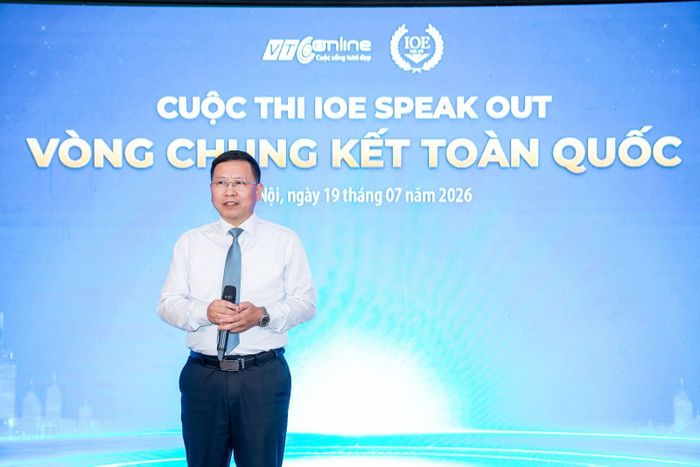 Ông Trần Văn Đạt, Phó Vụ trưởng Vụ Học sinh, sinh viên - Bộ Giáo dục và Đào tạo phát biểu tại Vòng chung kết IOE Speak Out 2026. 