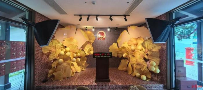 Nơi đăng ký kết hôn cạnh cây bạch quả được trang trí ấm cúng. Ảnh: QQ