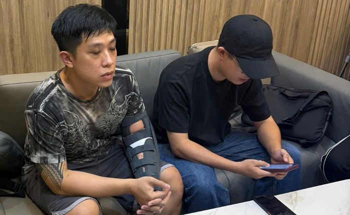 Bị can Vũ Quang Huy (tay có hình xăm) tại cơ quan công an. Ảnh: CACC