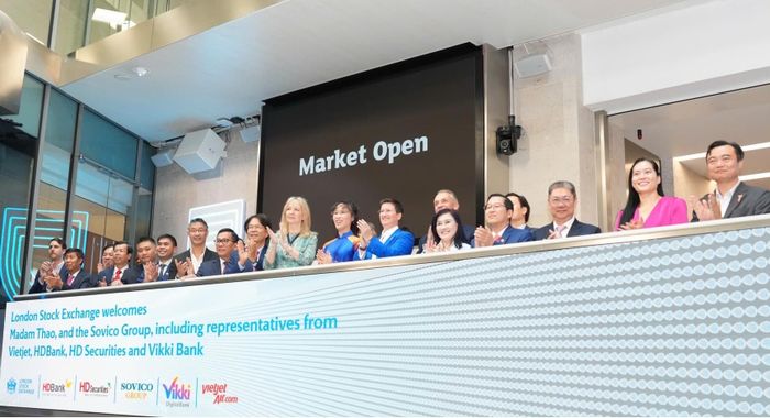 Bà Nguyễn Thị Phương Thảo bấm nút khai phiên Sàn giao dịch Chứng khoán London (LSE) cùng Thị trưởng Khu tài chính London - Dame Sue Langley và Tổng Giám đốc LSE - Dame Julia Hoggett