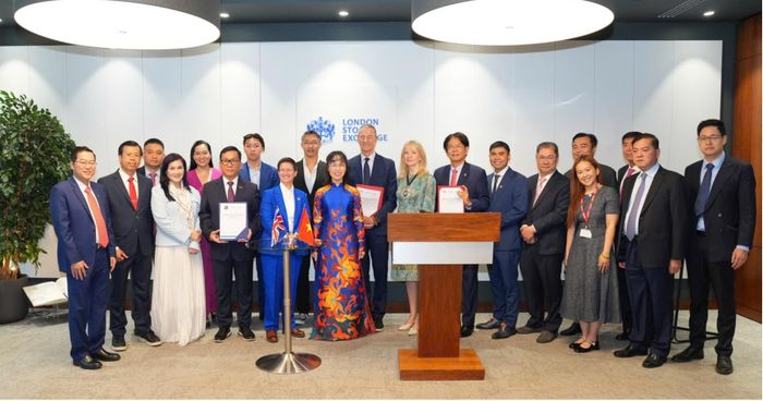 Trước sự chứng kiến của Thị trưởng Khu tài chính London, Tổng Giám đốc LSE, đại diện Vietjet, Dragon Capital và HDBank đã ký kết ba bên, mở rộng hợp tác về thu hút nguồn vốn cho phát triển hạ tầng tại Việt Nam