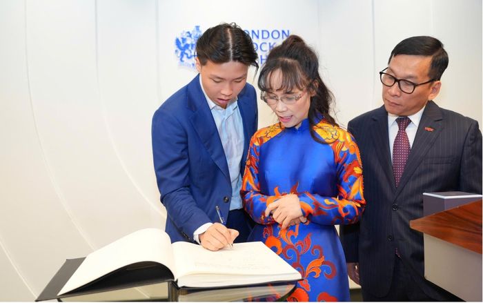 Bà Nguyễn Thị Phương Thảo viết sổ lưu niệm sau khi tham dự nghi thức khai phiên giao dịch của LSE