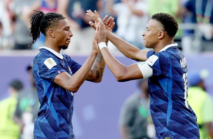 Mbappe đang cố gắng lôi kéo Olise về Real Madrid - Ảnh: EPA