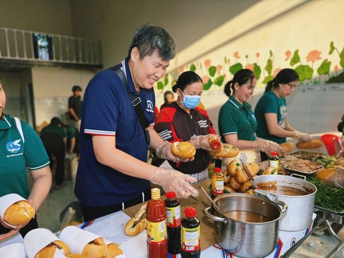 TikToker Dũng Bánh Mì chuẩn bị bánh mì cho những hoàn cảnh khó khăn. Ảnh: NVCC