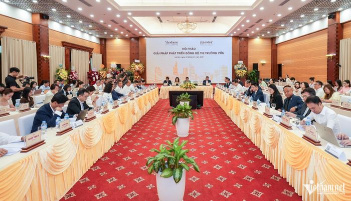 Các chuyên gia chia sẻ tại hội thảo “Giải pháp phát triển đồng bộ thị trường vốn” do Tạp chí Nhà đầu tư tổ chức ngày 23/7. Ảnh: Nguyễn Lê