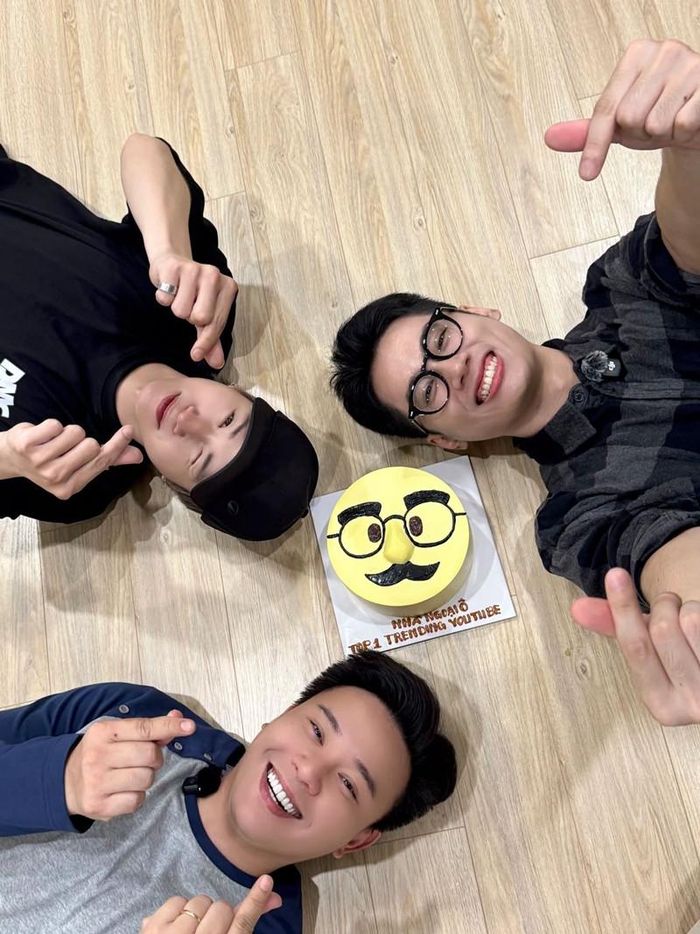 Đông Hùng, 14Casper và K.O của nhóm Nhà Ngoại Ô ăn mừng ca khúc "Xa" đạt 1 triệu lượt xem chỉ sau 5 ngày phát hành.