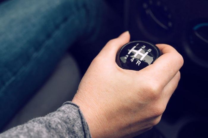 Đối với người mới, việc phối hợp chân côn, chân ga và cần số có thể gây bối rối lúc ban đầu. Ảnh: Driving Tests