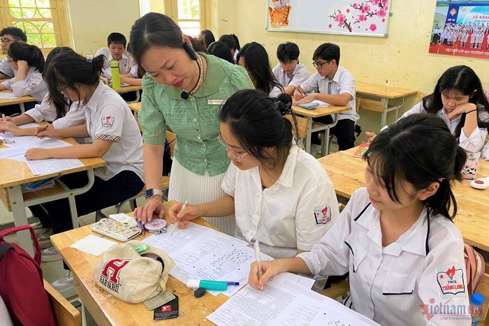 Giáo viên và học sinh tại một trường học tại Hà Nội.